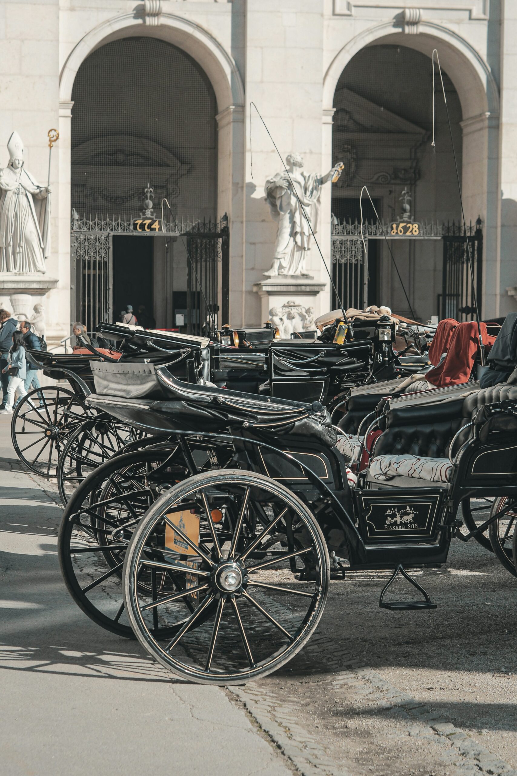 A Group Of Horse Drawn Carriages Parked In Front Of A Building Photo Free Purple Image On Unsplash