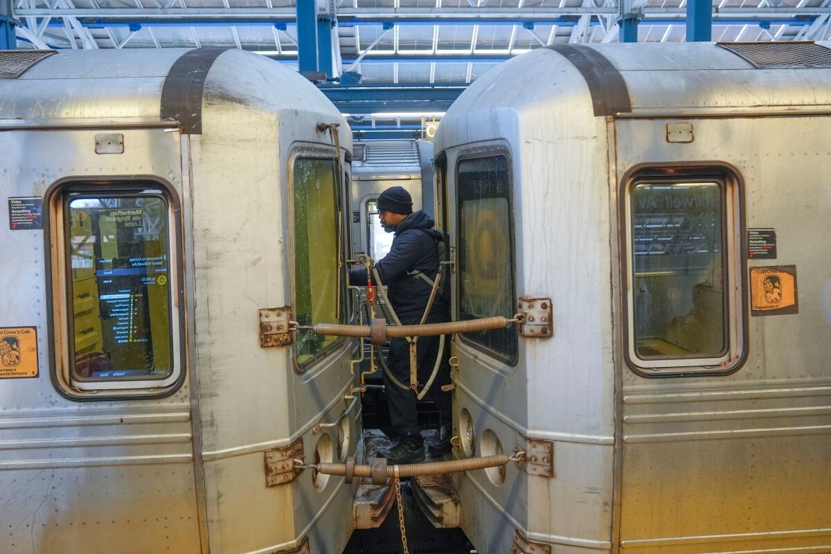 Kids In New York Keep Dying While subway Surfing On Top Of Trains Can They Be Stopped Los Angeles Times