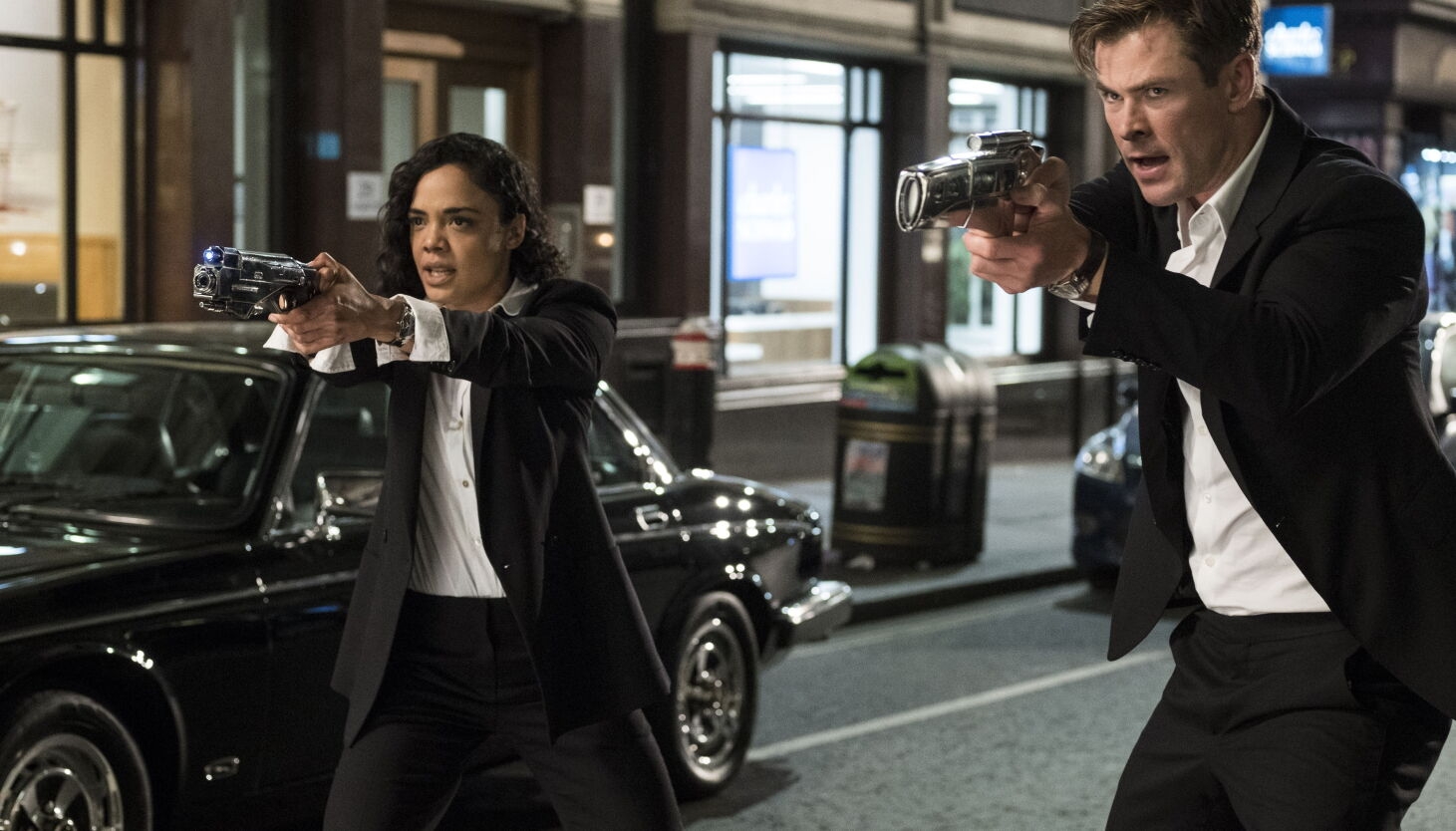 Men In Black International Review The Difference Is They Make This Look Silly Chicago Sun Times